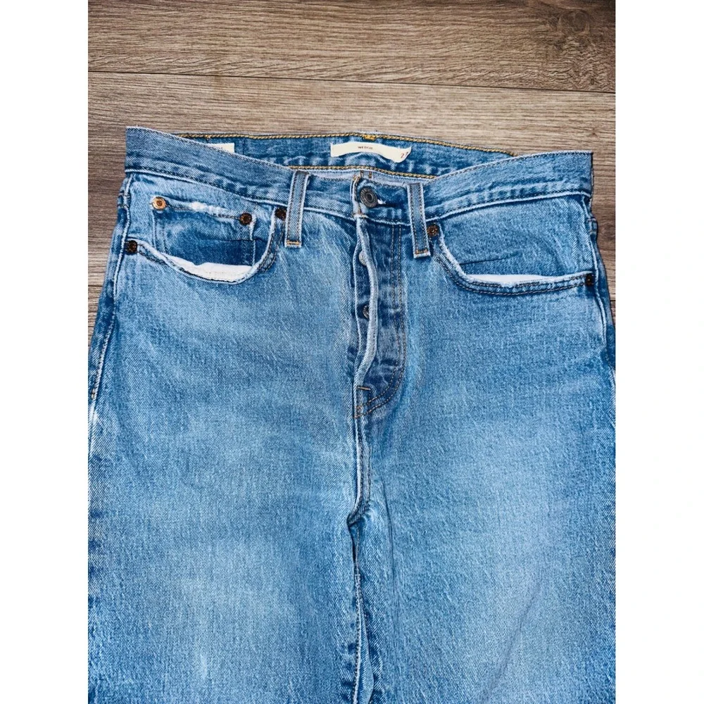 WB2 Levi's Premium Wedgie Fit Jeans Size 27 Light Wash Distressed Hem‎